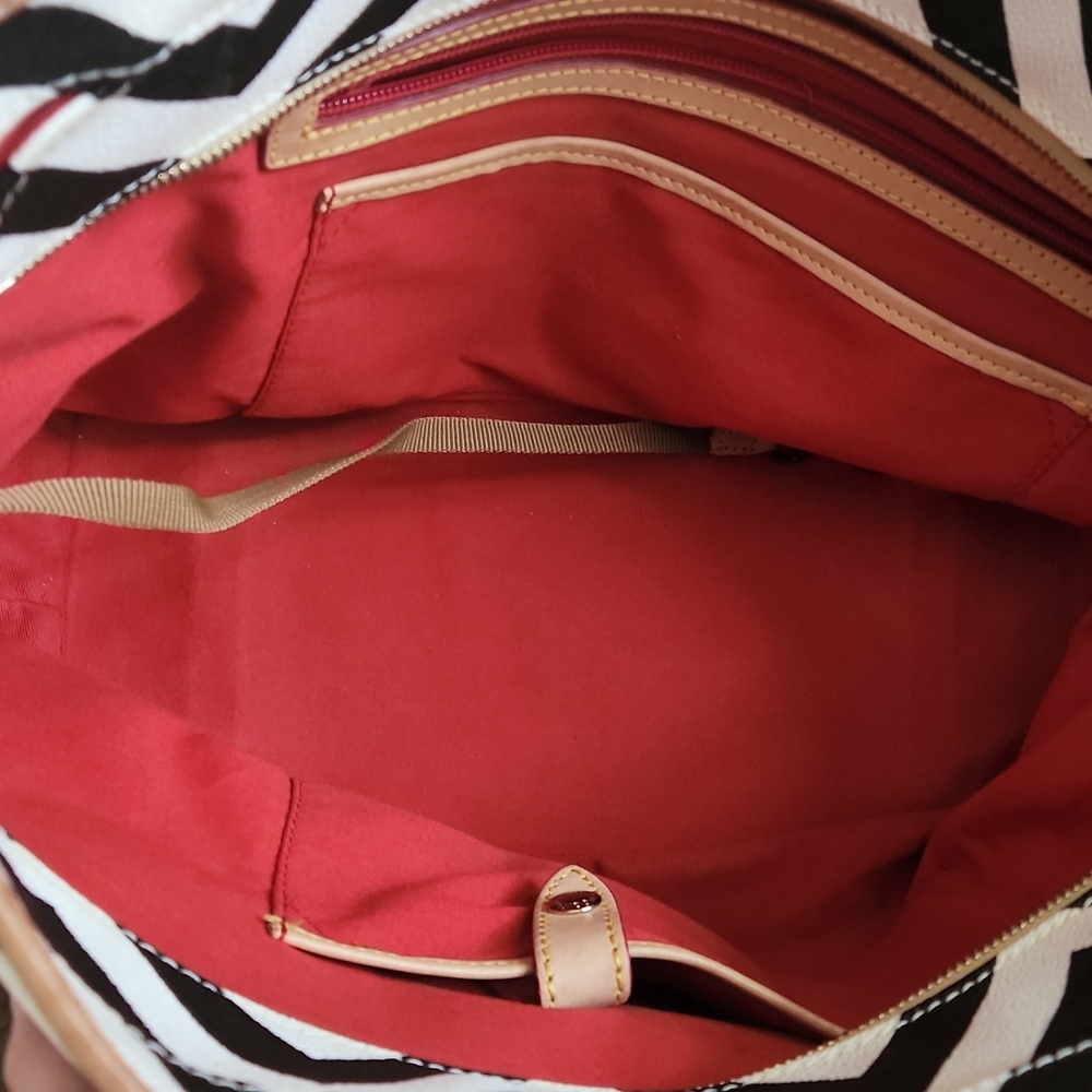 Super Sexy Dooney & Bourke Black & White Zig-Zag Large Tote 🤍🖤 - Picture 11 of 16